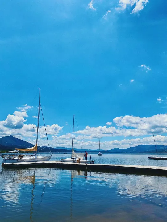 Velero en el Embalse del Tominé