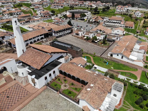 Guatavita desde el aire: la plaza, la torre blanca de la iglesia y los techos de teja del pueblo