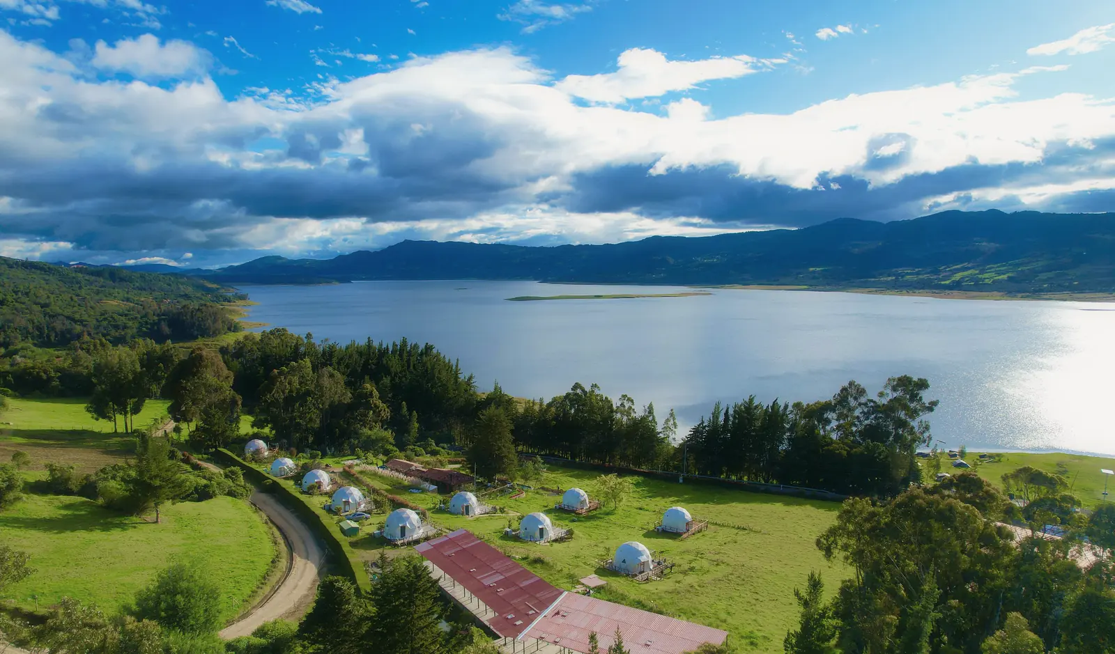 Los domos de KingDome en la orilla del Embalse del Tominé, desde el aire