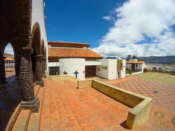 La plaza de Guatavita, de ladrillo, con sus casas blancas