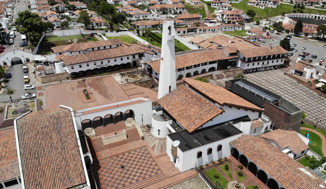 Guatavita desde el aire: la plaza, la iglesia y los tejados de barro